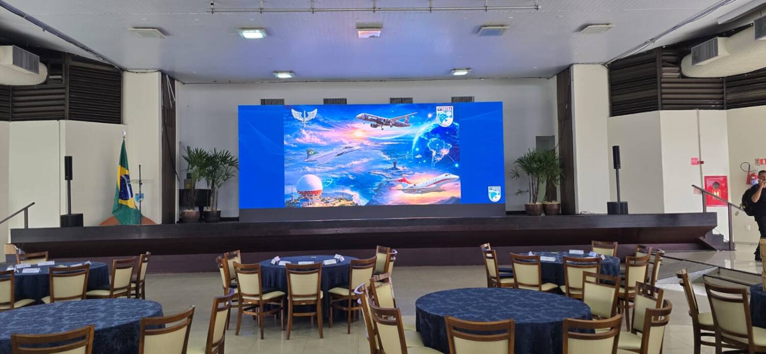 Painel de LED utilizado em palco de evento FAB RJ