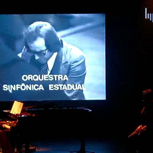 Painel de led servindo de fundo para passagem de vídeos em teatro para apresentação de piano