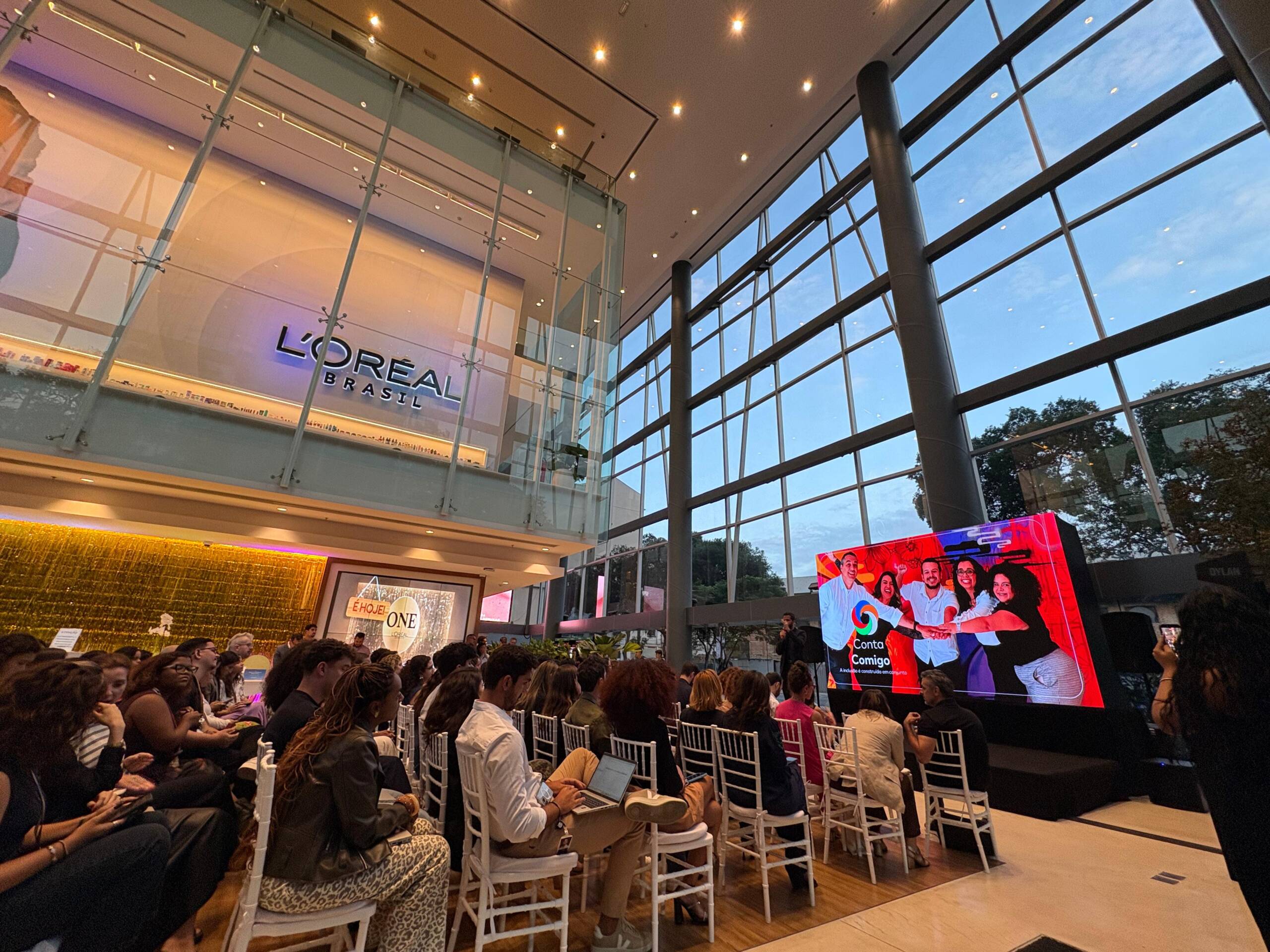 Painel de led de 4x2m para evento de palestra na empresa L'Oréal