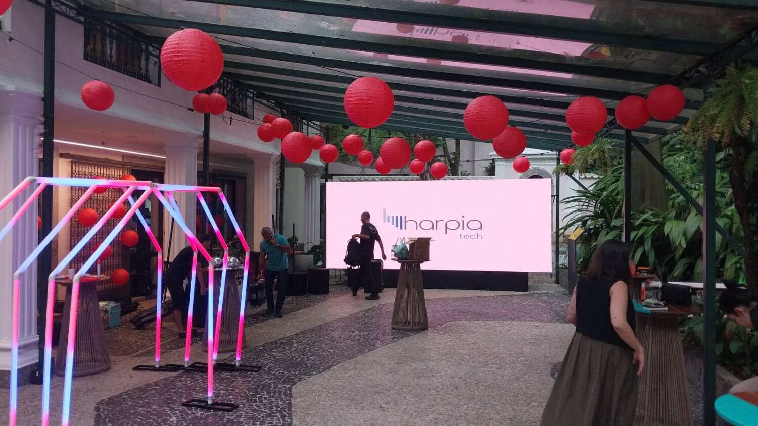 Painel de LED exibindo conteúdo visual em festa no Rio de Janeiro